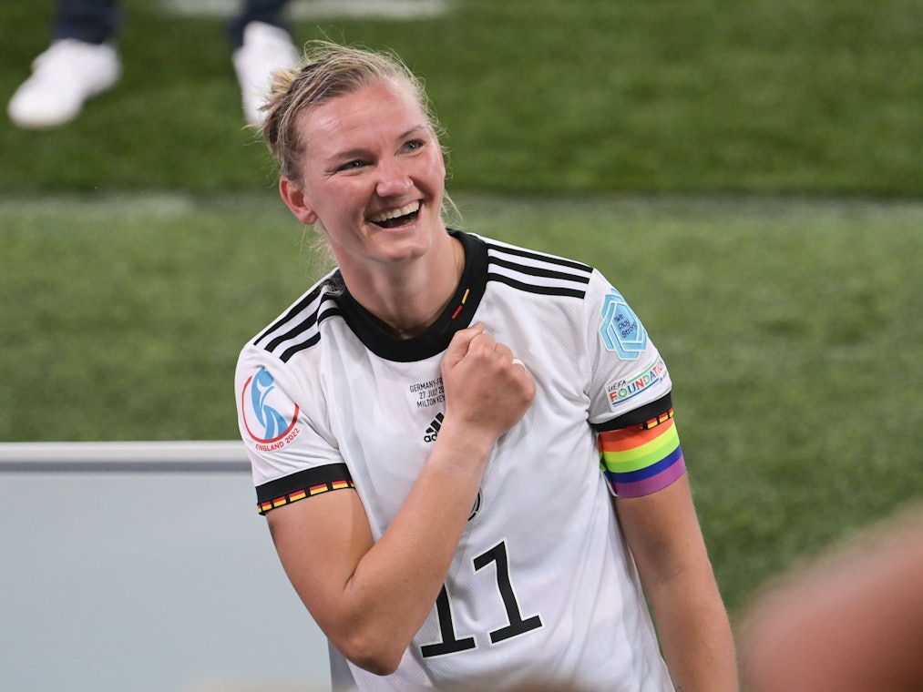 Deutschlands Alexandra Popp jubelt nach dem Sieg gegen Frankreich, am Arm trägt sie eine Regenbogen-Binde.