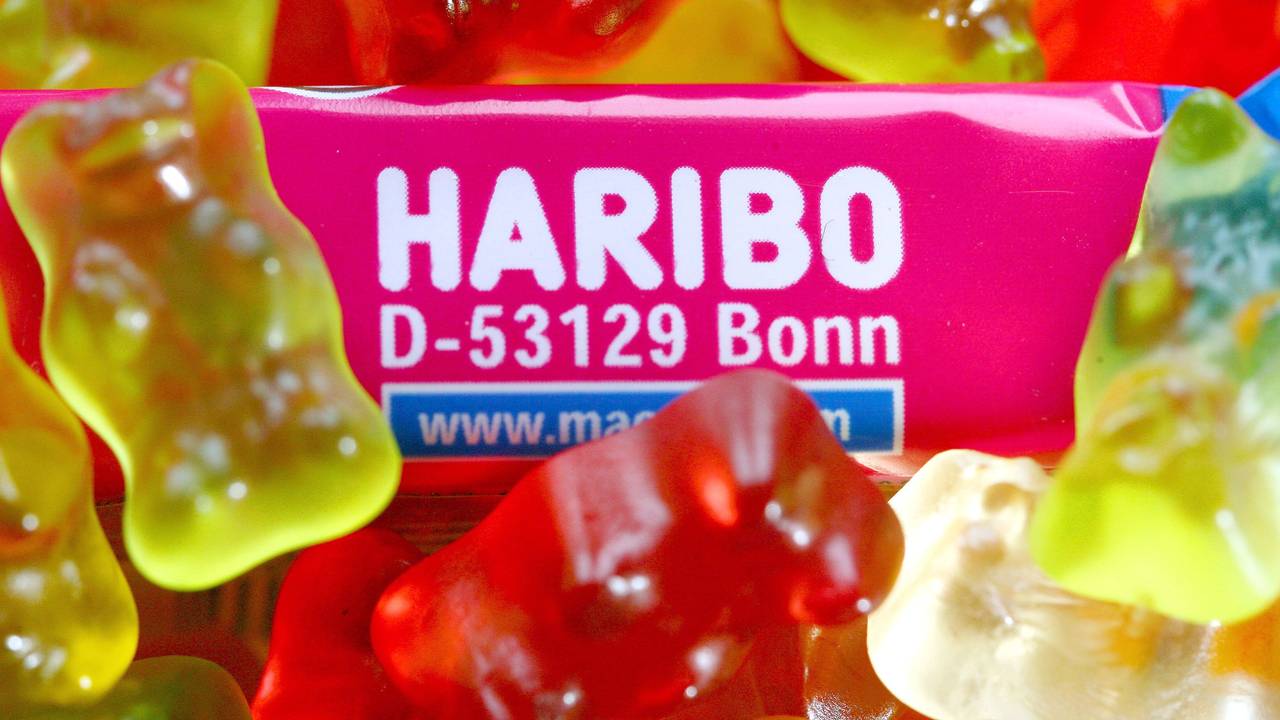 Die Nahaufnahme zeigt eine Tüte „Maoam“ mit dem Schriftzug „D-53129 Bonn“ und viele Gummibärchen der Firma Haribo.