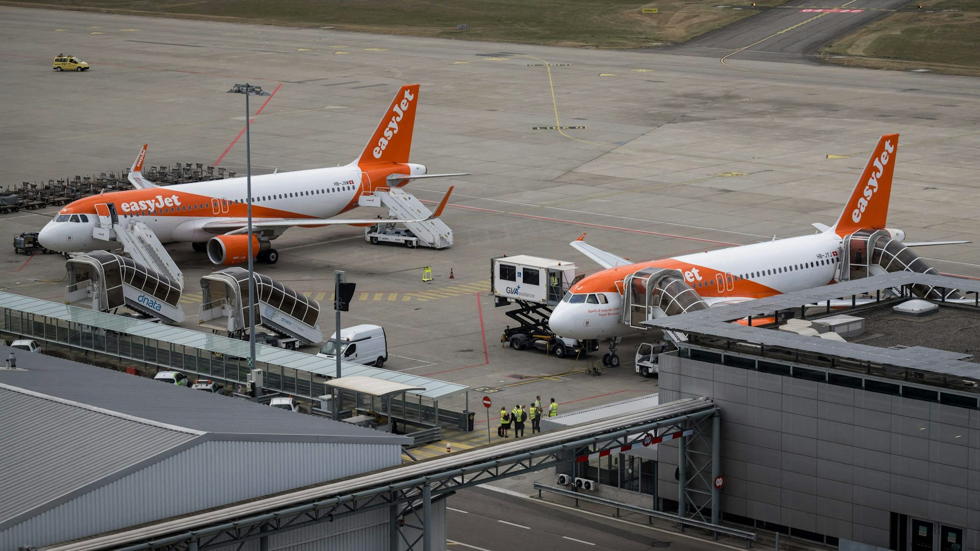 Zwei Easyjet-Flugzeuge stehen am 28. Juli 2022 am Flughafen in Genf.