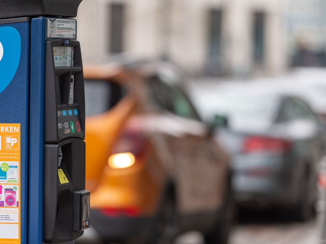 Die Stadt Köln will ein neues Bewohnerparkgebiet einführen. Das undatierte Symbolbild zeigt einen Parkscheinautomaten in Köln.