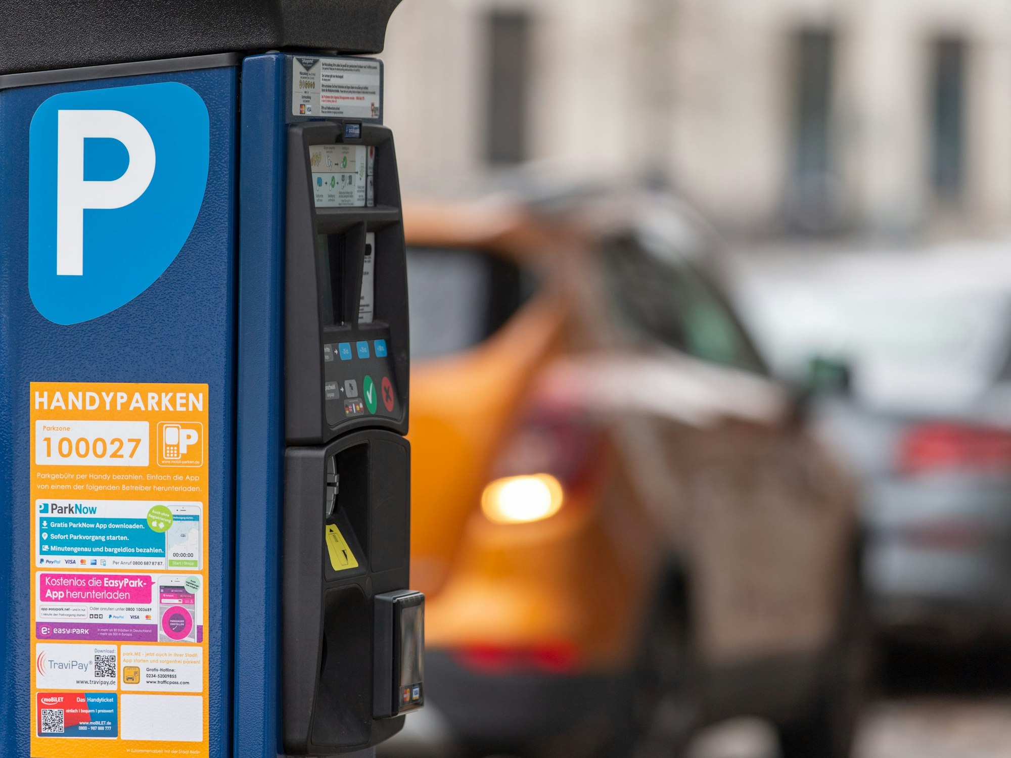 Ein Parkscheinautomat steht am Straßenrand in der Innenstadt.