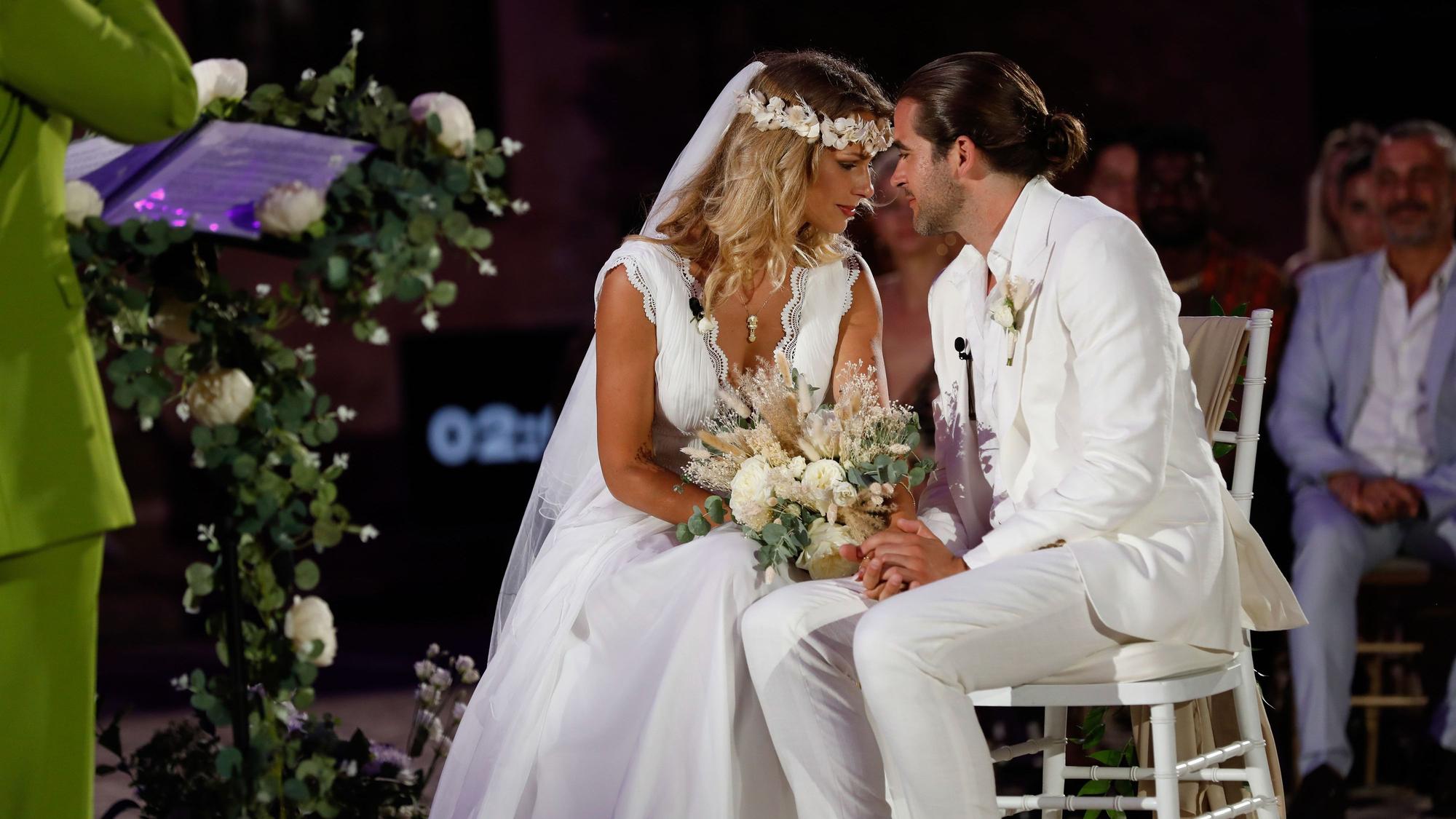 50667 Köln: Carolina Noeding und Daniel Peukmann sitzen während ihrer Hochzeit nebeneinander.