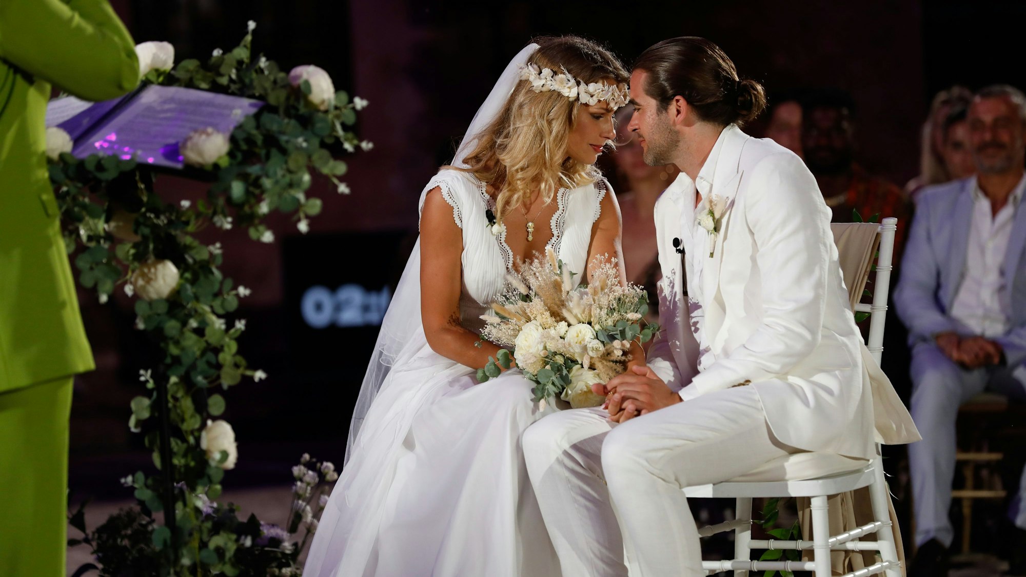 50667 Köln: Carolina Noeding und Daniel Peukmann sitzen während ihrer Hochzeit nebeneinander.
