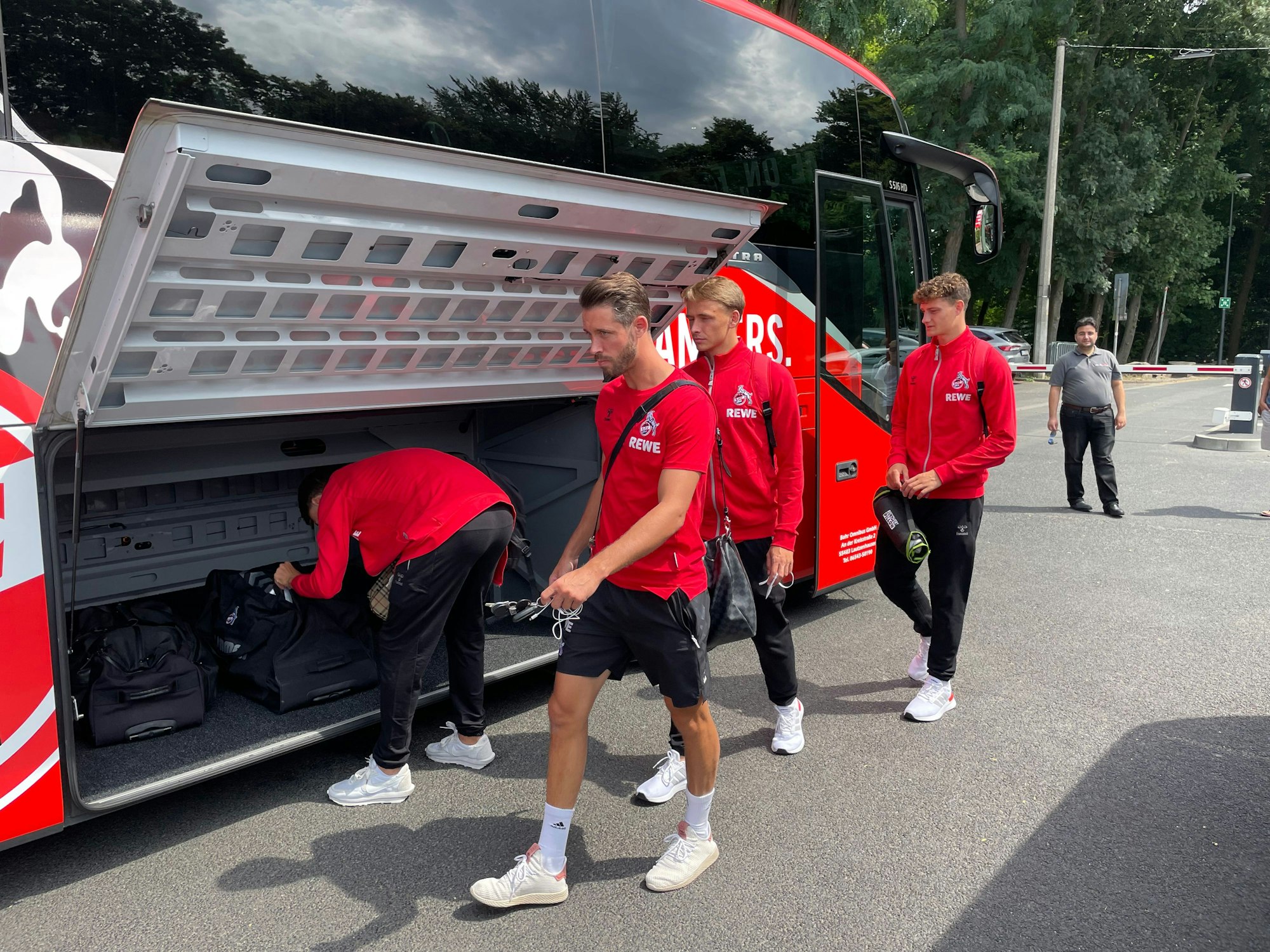 Die Spieler des 1. FC Köln packen ihre Taschen in den Mannschaftsbus.