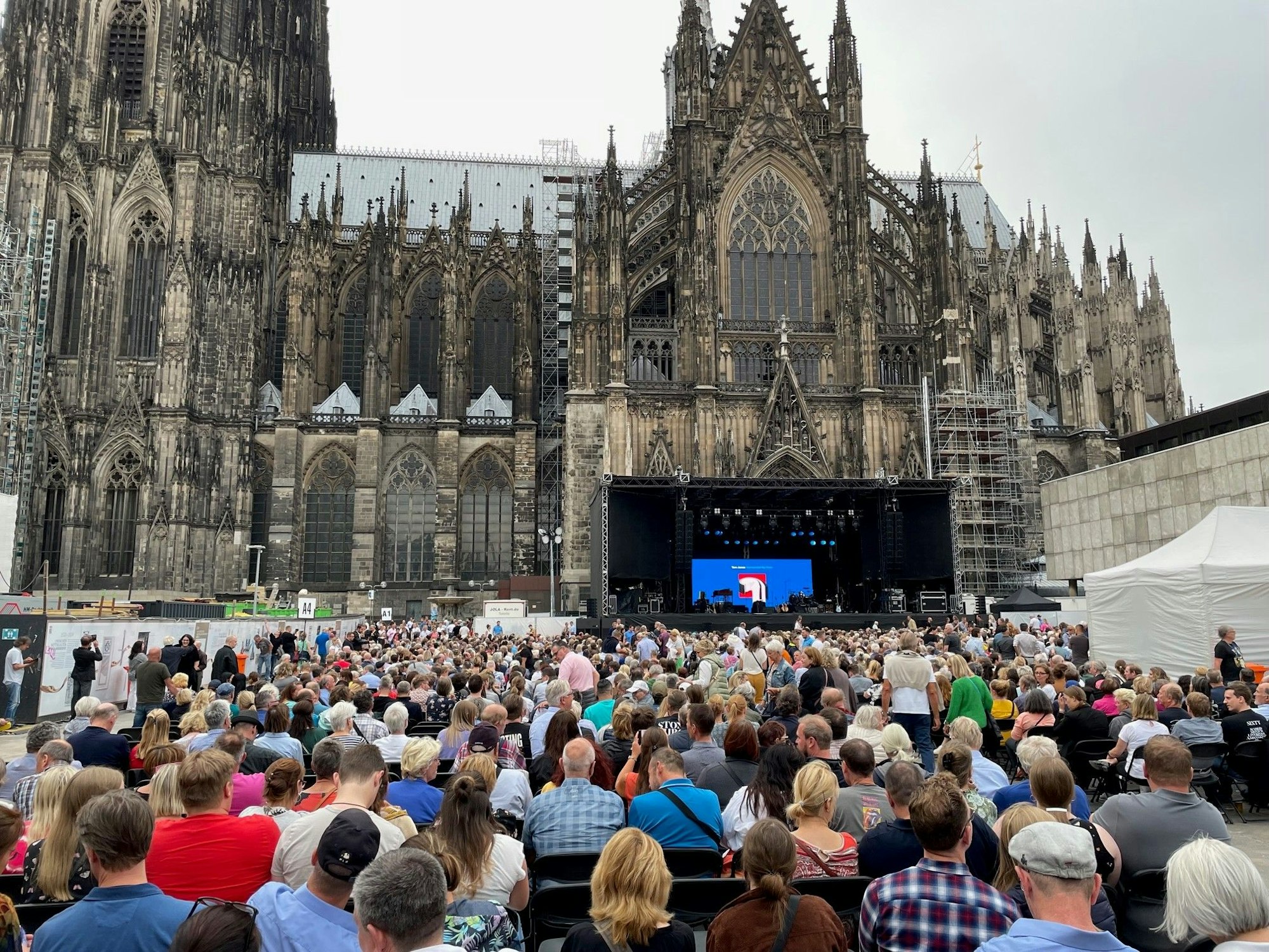 Die Bühne von Tom Jones auf dem Roncalliplatz in Köln.