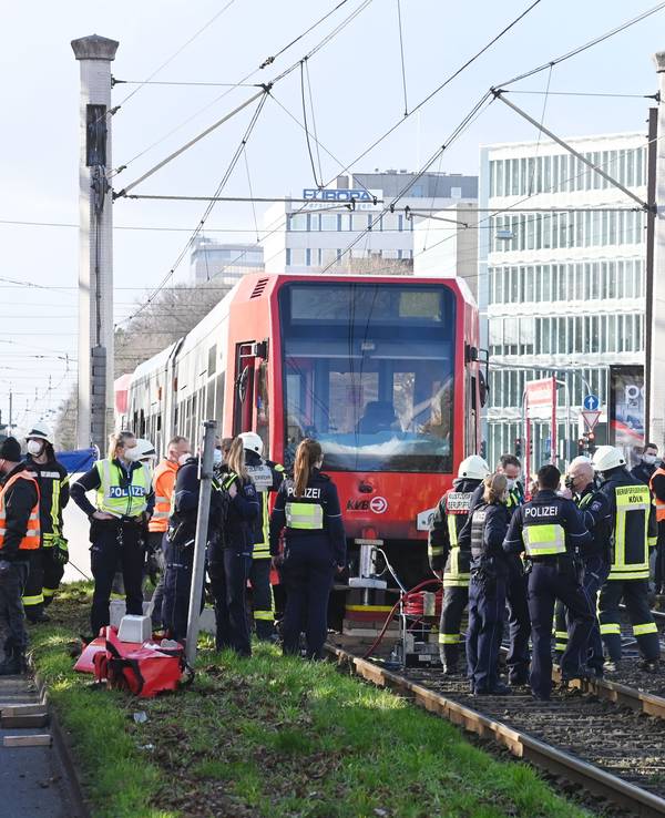 Auf der Aachener Straße hat eine Bahn der KVB eine ältere Dame mit Hund erfasst.