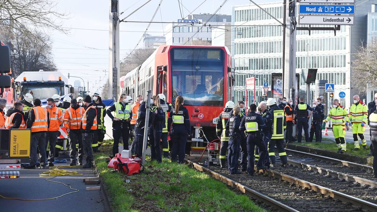 Auf der Aachener Straße hat eine Bahn der KVB eine ältere Dame mit Hund erfasst.