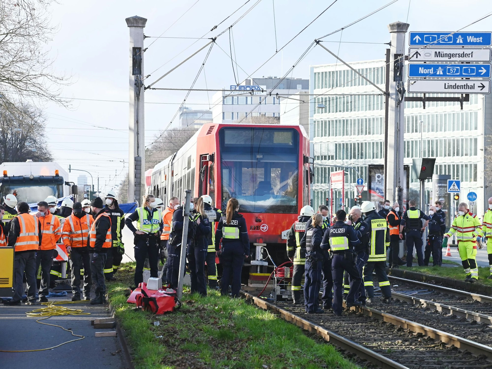 Auf der Aachener Straße hat eine Bahn der KVB eine ältere Dame mit Hund erfasst.