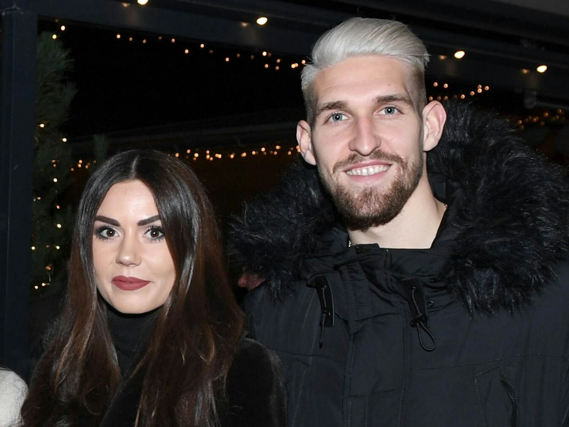 Fußballer Robert Andrich posiert neben seiner Frau Alicia Andrich.