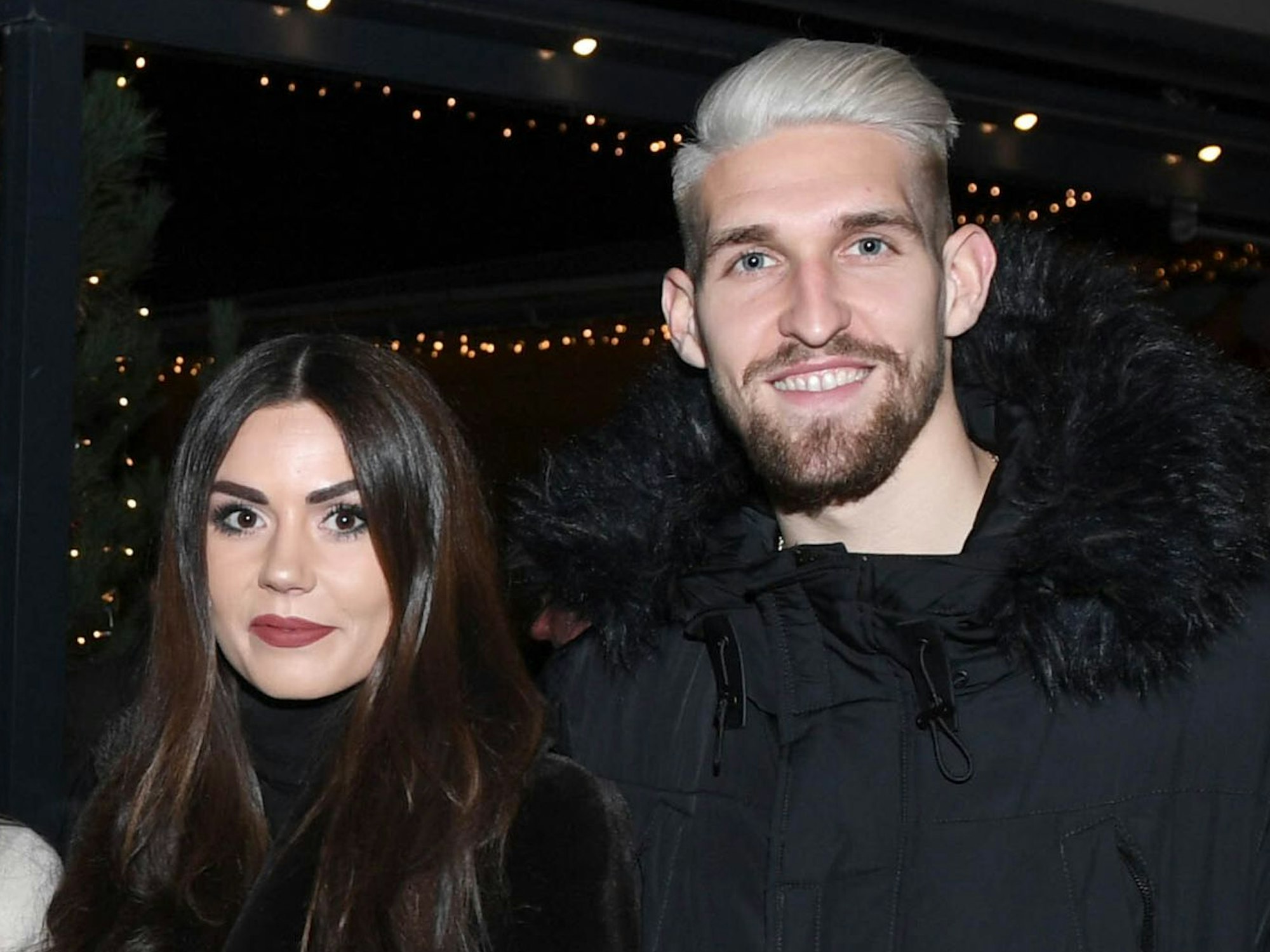 Fußballer Robert Andrich posiert neben seiner Frau Alicia Andrich.