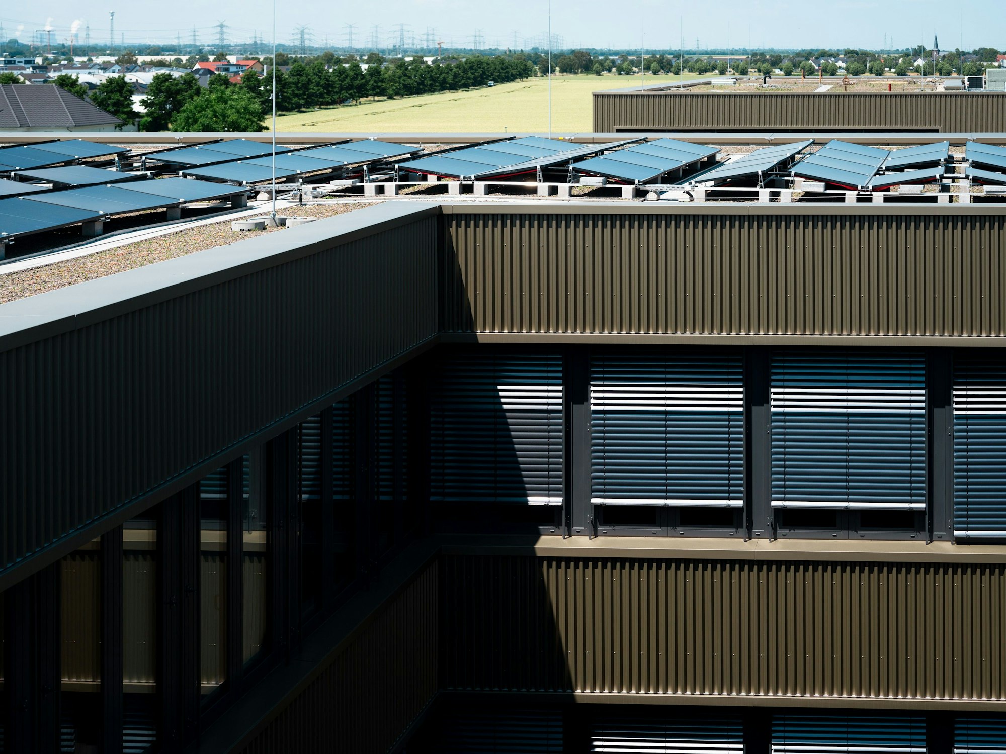 Das neue Schulgebäude in der Zusestraße in Köln-Lövenich von oben.