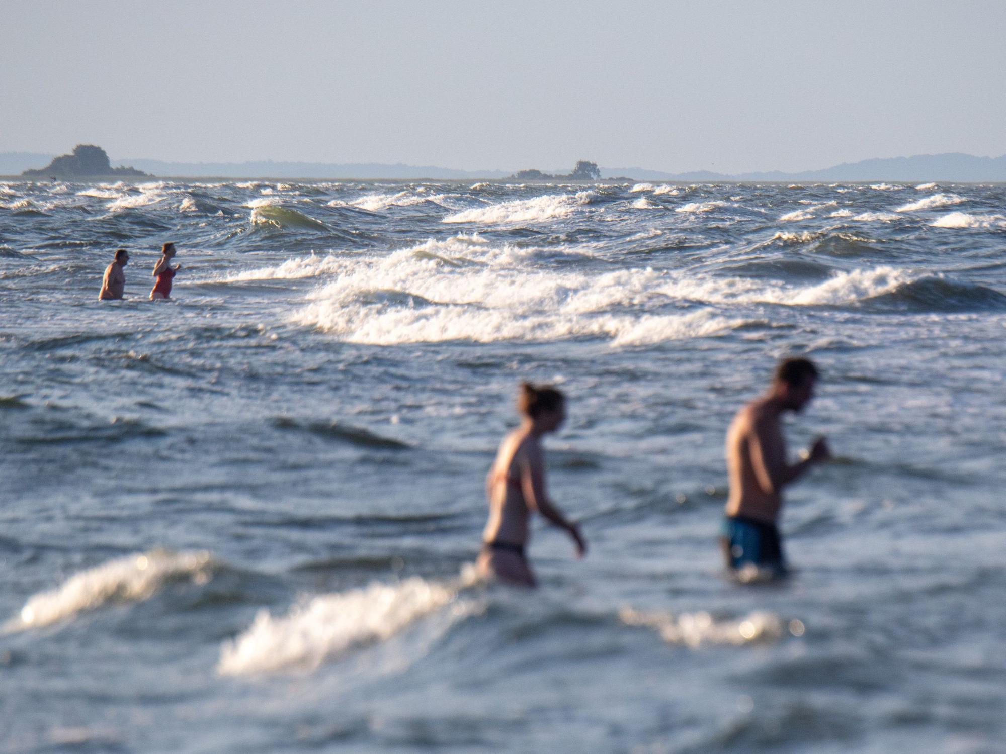 Große Wellen schlagen an den Strand des Ostseebades auf der Insel Usedom.