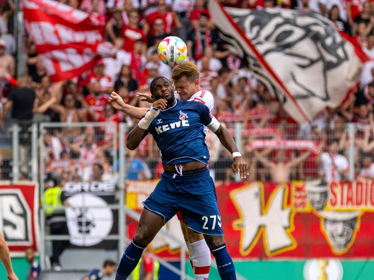 Anthony Modeste im Kopfballduell mit Jahn Regensburgs Steve Breitkreuz am Samstag (30. Juli 2022)