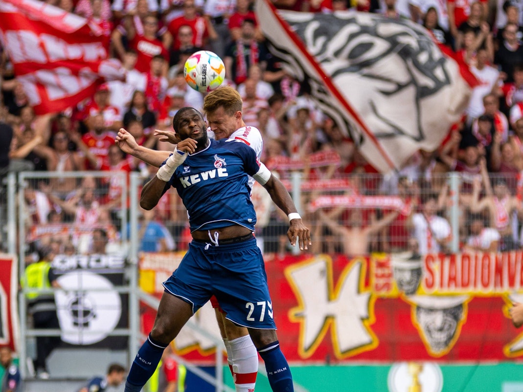 Anthony Modeste im Kopfballduell mit Jahn Regensburgs Steve Breitkreuz am Samstag (30. Juli 2022)