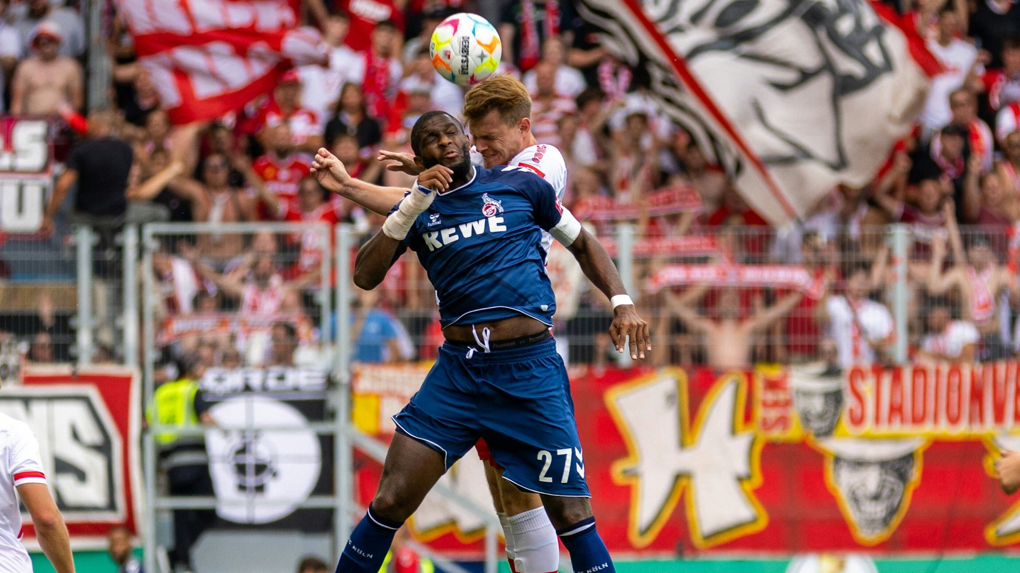 Anthony Modeste im Kopfballduell mit Jahn Regensburgs Steve Breitkreuz am Samstag (30. Juli 2022)