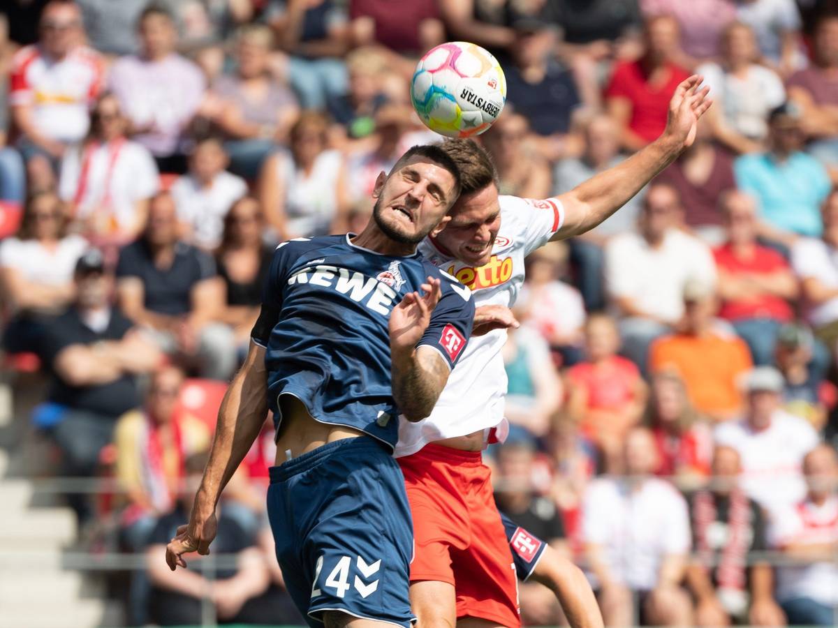 FC-Verteidiger Jeff Chabot am Samstag (30. Juli 2022) im Kopfballduell mit Regensburgs Andreas Albers