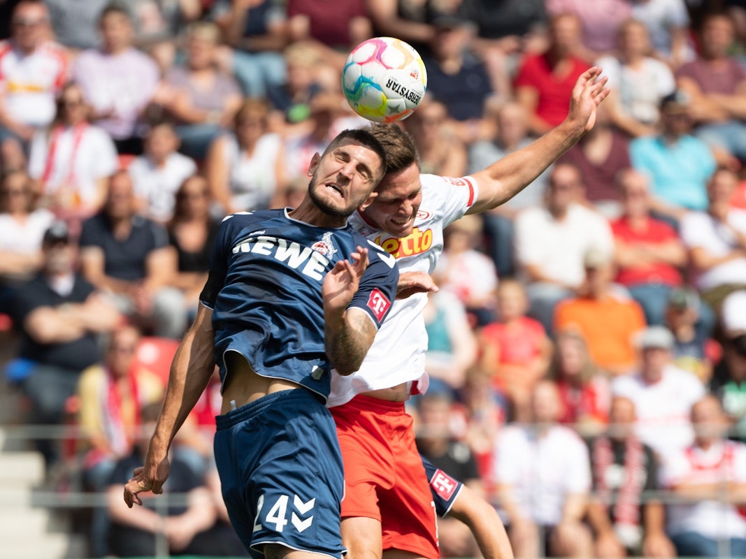 FC-Verteidiger Jeff Chabot am Samstag (30. Juli 2022) im Kopfballduell mit Regensburgs Andreas Albers