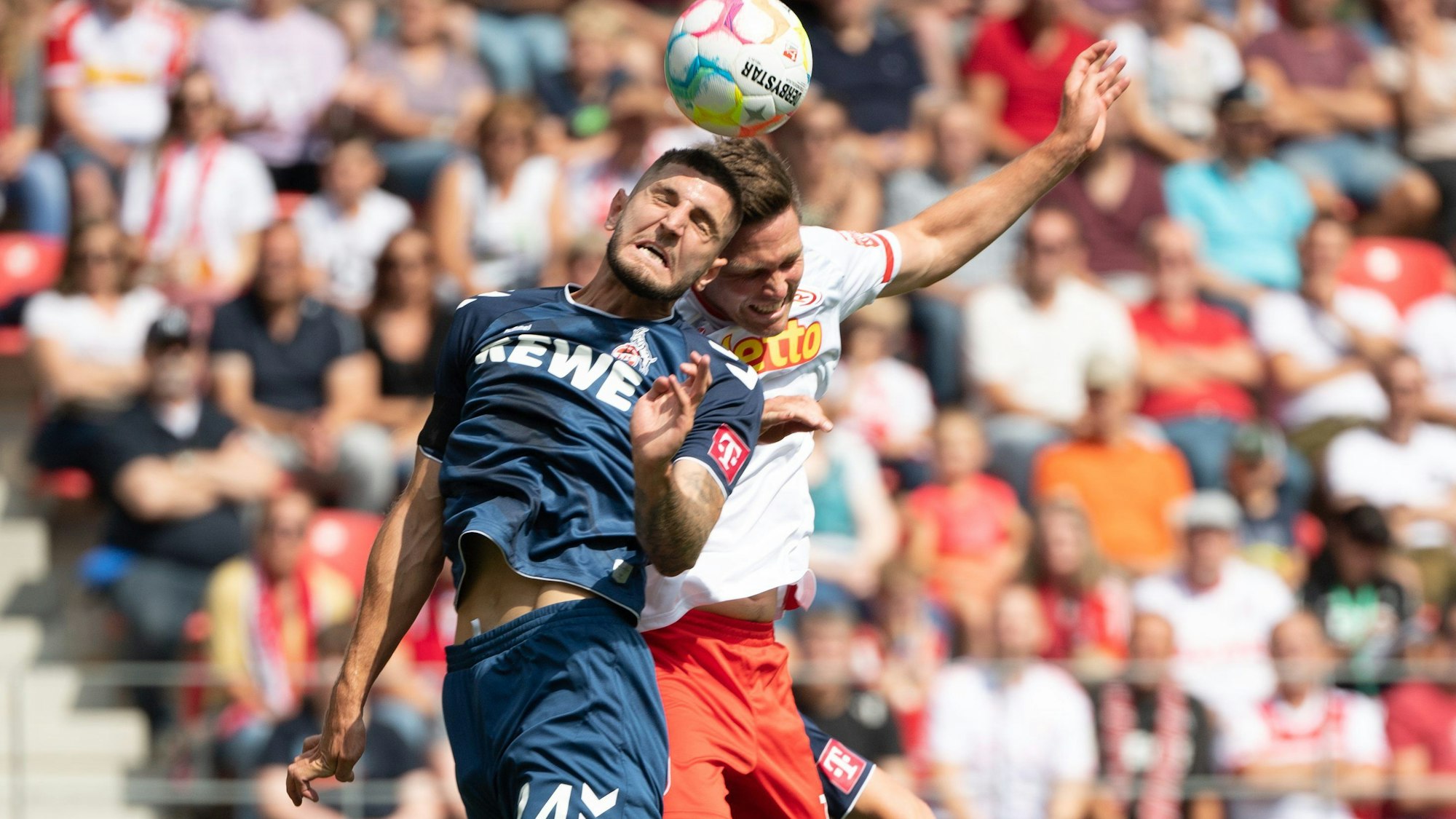 FC-Verteidiger Jeff Chabot am Samstag (30. Juli 2022) im Kopfballduell mit Regensburgs Andreas Albers