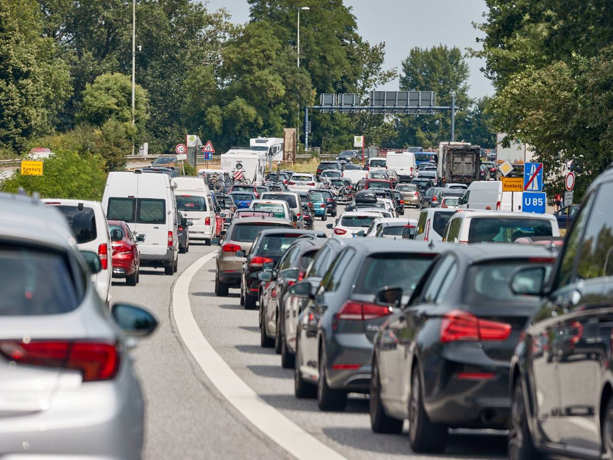 Ein langer Stau auf der Autobahn A7 Richtung Norden.