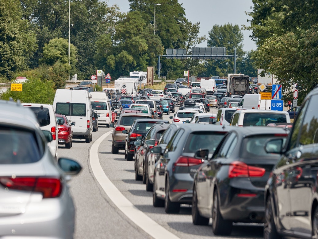 Ein langer Stau auf der Autobahn A7 Richtung Norden.