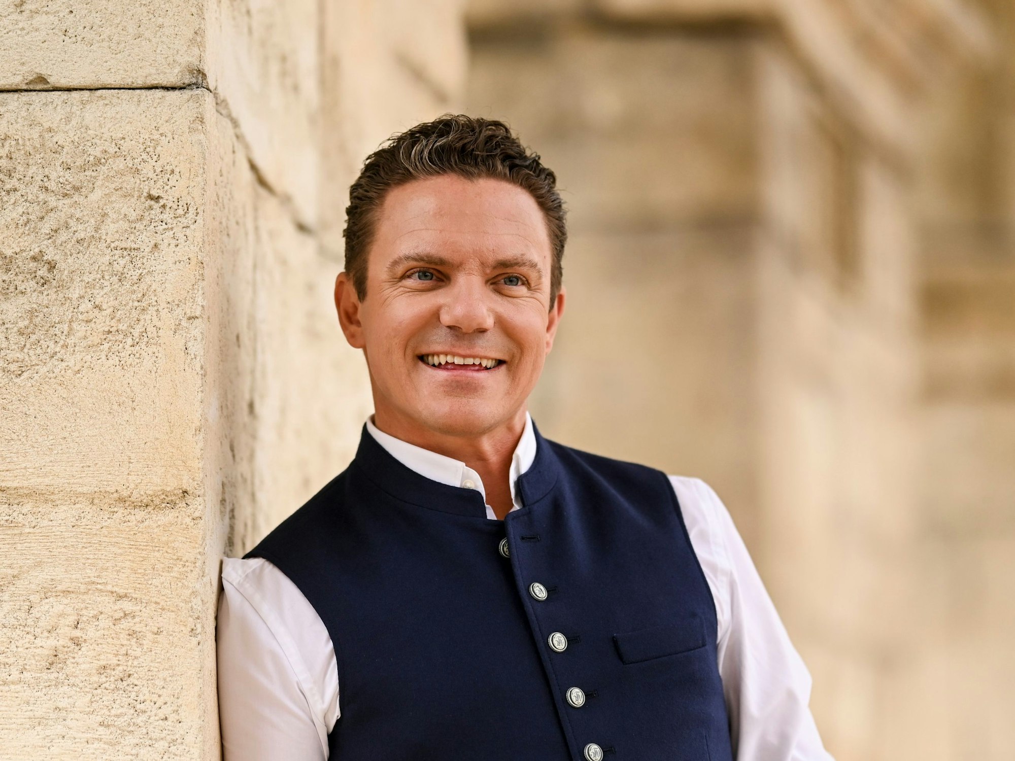 Moderator und Musiker Stefan Mross posiert im Europa-Park nach einer Pressekonferenz zur diesjährigen Staffel der ARD-Unterhaltungsshow „Immer wieder sonntags“ für die Fotografen.