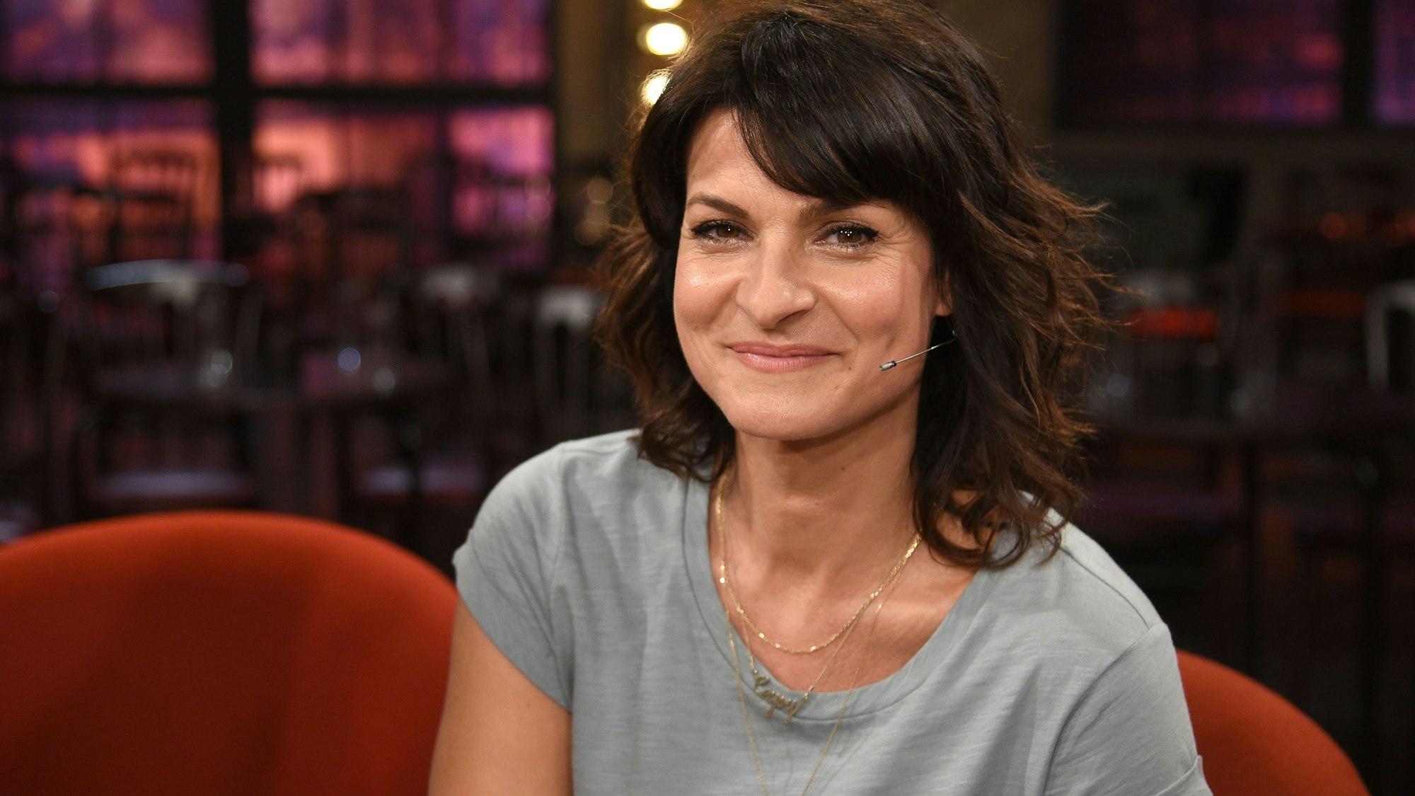 Die Moderatorin Marlene Lufen sitzt nach der Aufzeichnung der WDR-Talkshow „Kölner Treff“ im Studio.