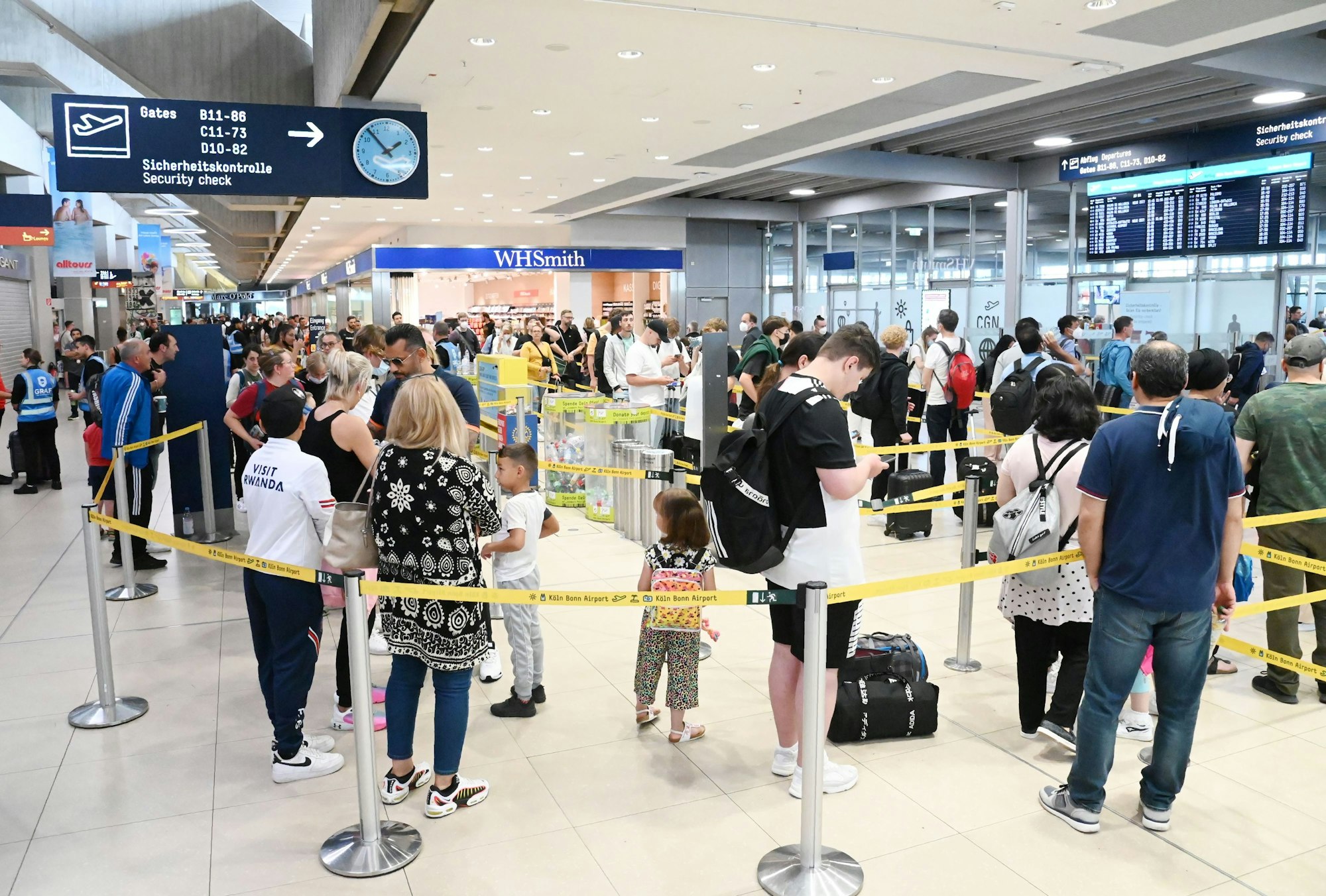 Menschen warten am Sicherheits-Check im Flughafen Köln/Bonn.