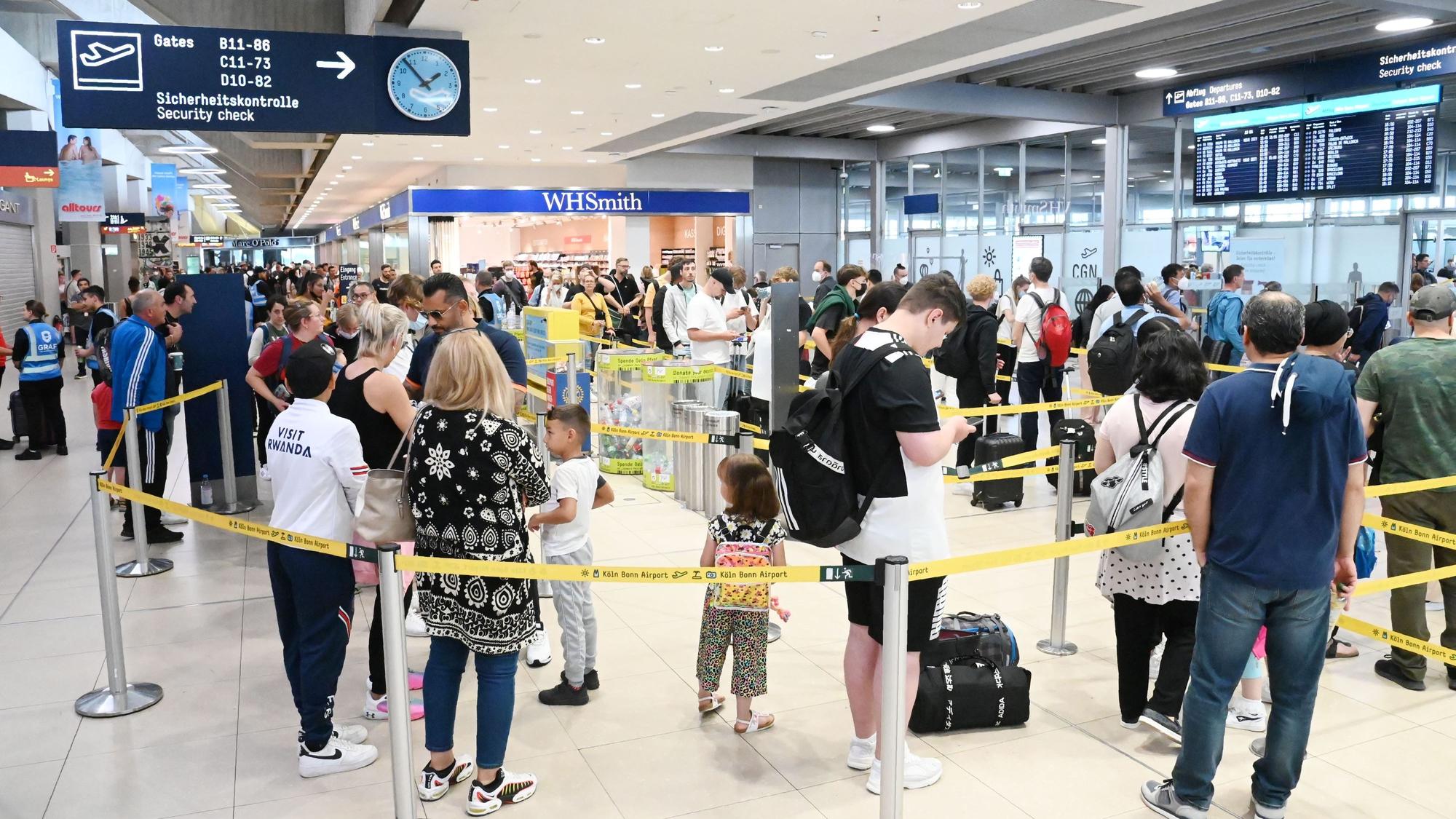 Das Foto zeigt wartende Reisende im Flughafen-Gebäude des Flughafens Köln/Bonn.