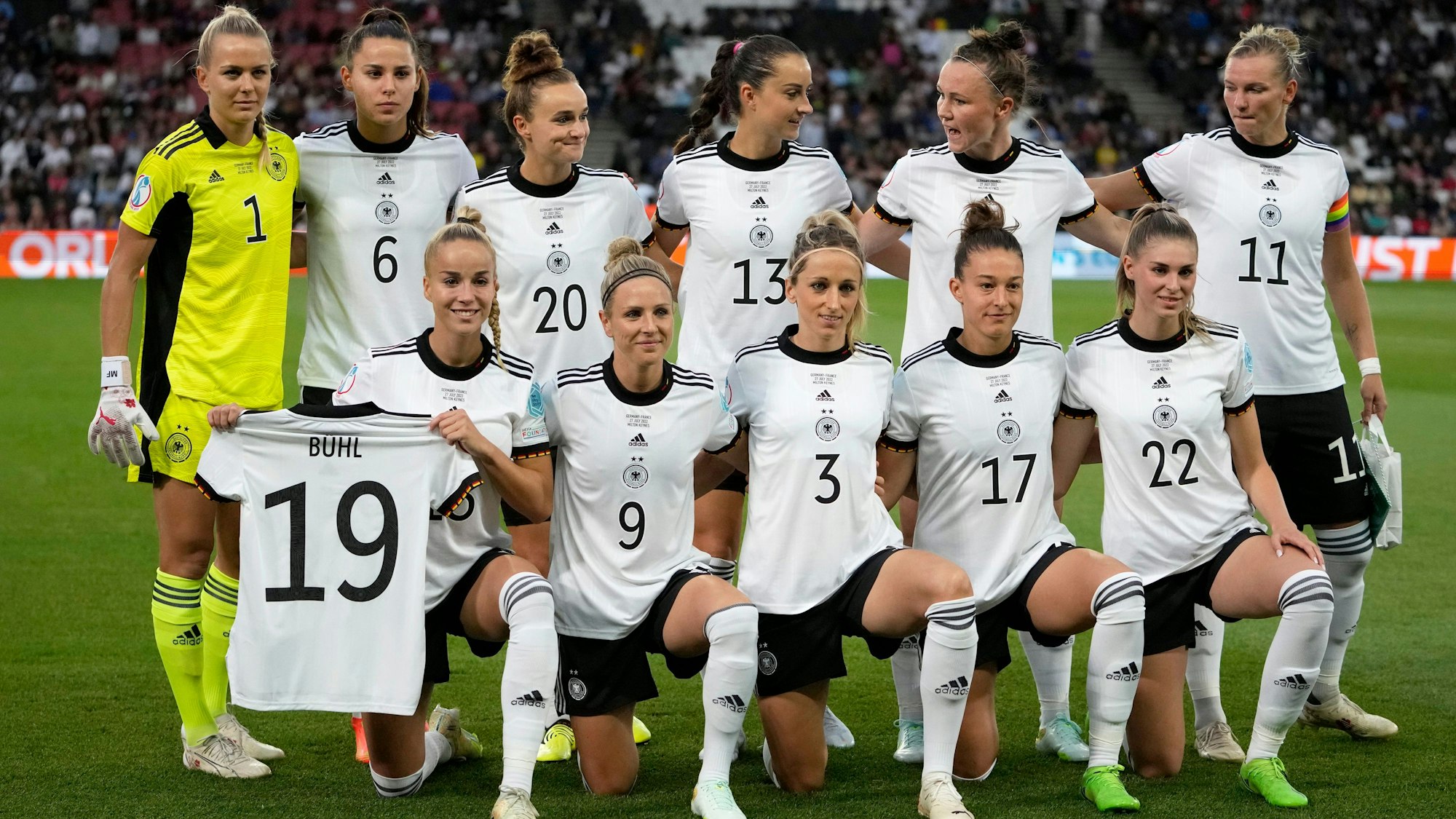 Die DFB-Frauen vor dem Halbfinale gegen Frankreich auf dem Mannschaftsfoto mit einem Trikot von Klara Bühl, die das Spiel wegen einer Corona-Infektion verpasst hatte.