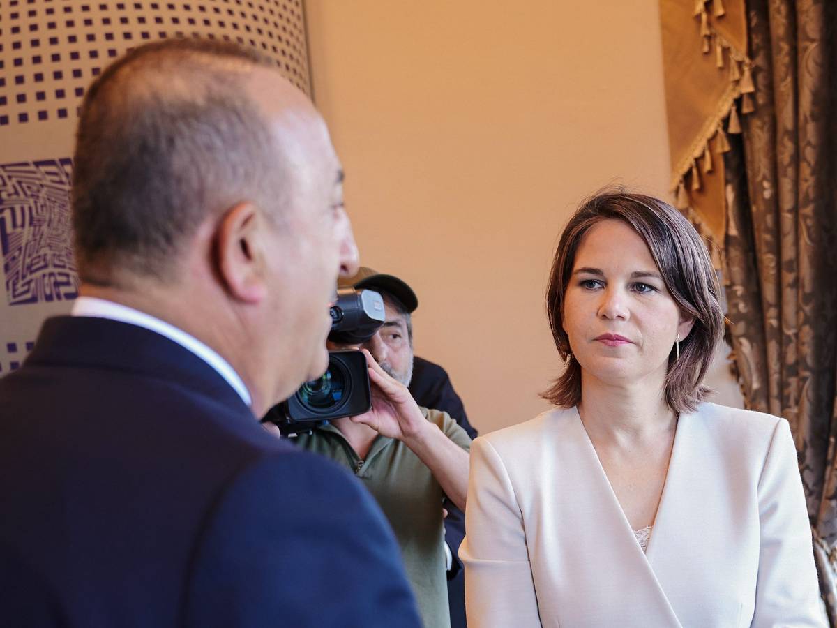 Außenministerin Annalena Baerbock (Grüne) wird am Freitag (29. Juli) von ihrem türkischen Amtskollegen Mevlüt Cavusoglu begrüßt. Es kam zur offenen Konfrontation zwischen den beiden.