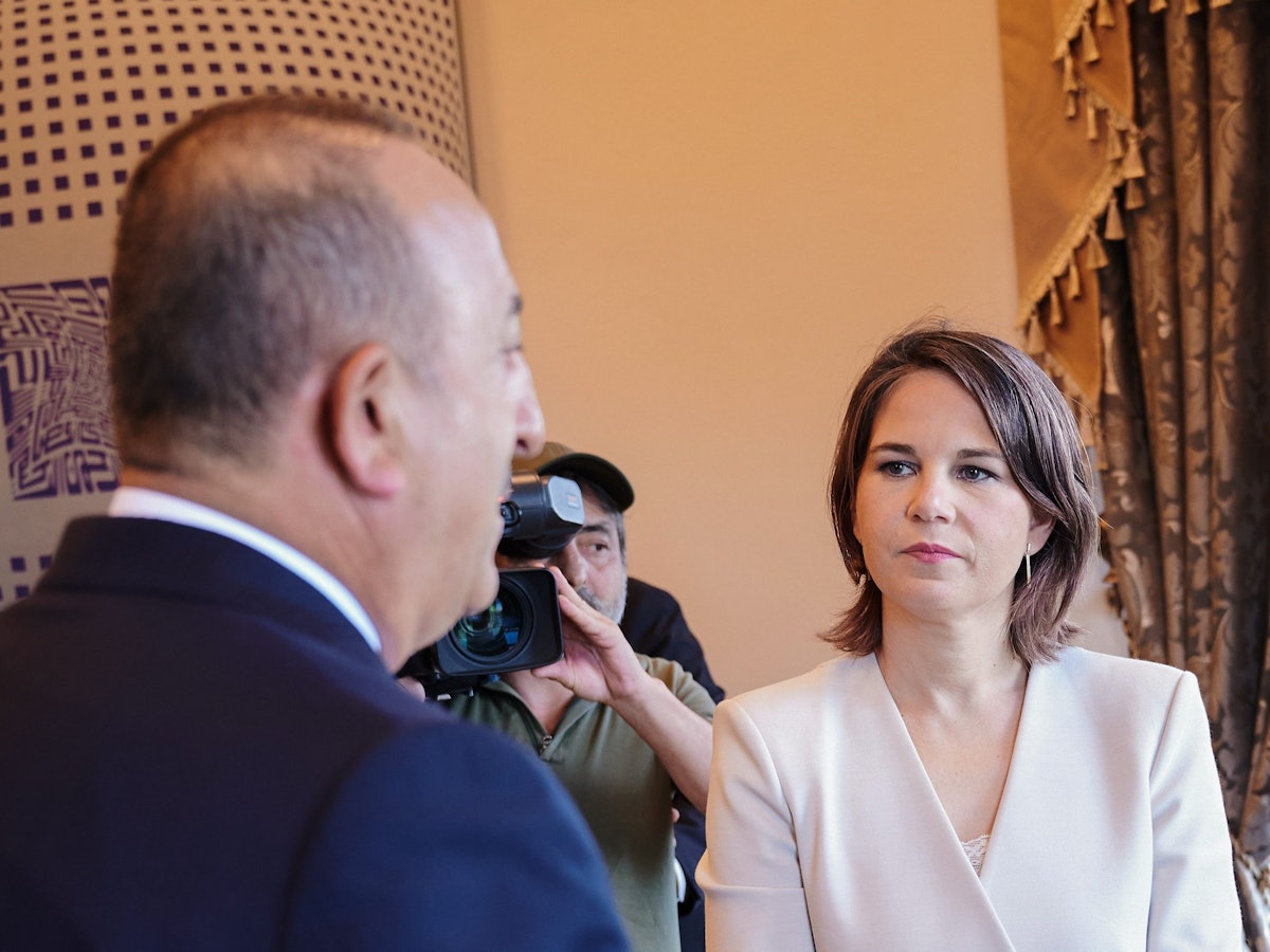 Außenministerin Annalena Baerbock (Grüne) wird am Freitag (29. Juli) von ihrem türkischen Amtskollegen Mevlüt Cavusoglu begrüßt. Es kam zur offenen Konfrontation zwischen den beiden.