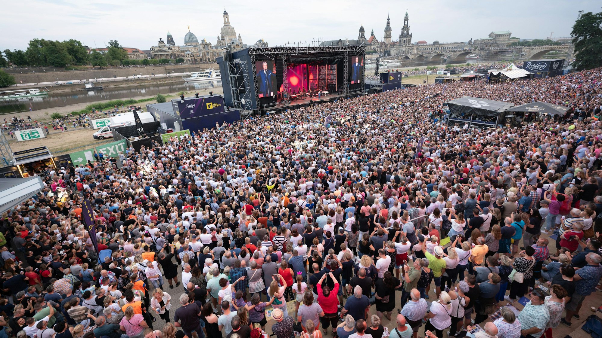 Der deutsche Schlagersänger Roland Kaiser steht während seines Konzerts im Rahmen der „Kaisermania“ auf dem Areal der Filmnächte am Elbufer auf der Bühne.