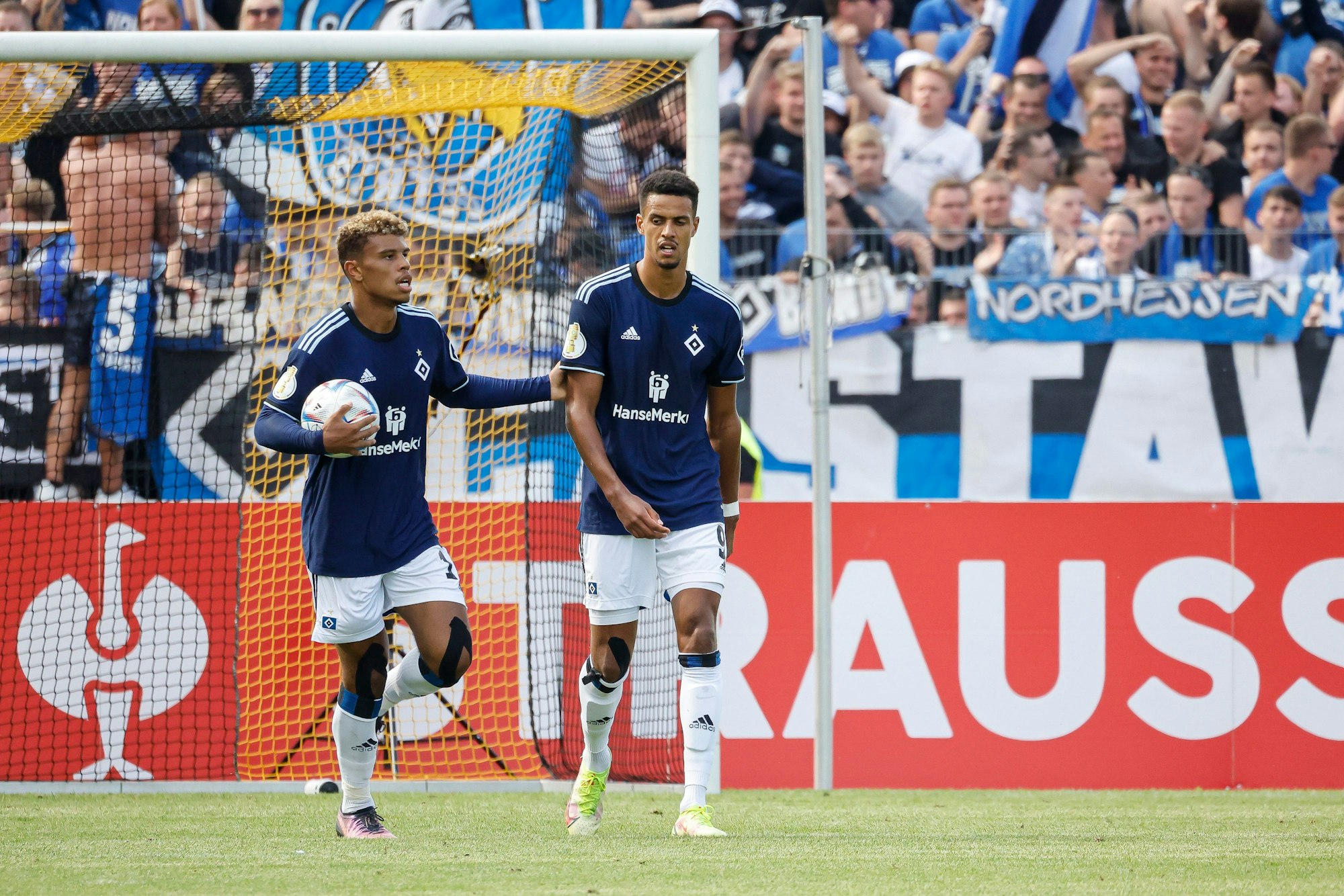 Hans-Walter-Wild-Stadion: Der Hamburger Ransford-Yeboah Königsdörffer (l) jubelt nach seinem Ausgleichstreffer zum 1:1 neben Robert Glatzel.