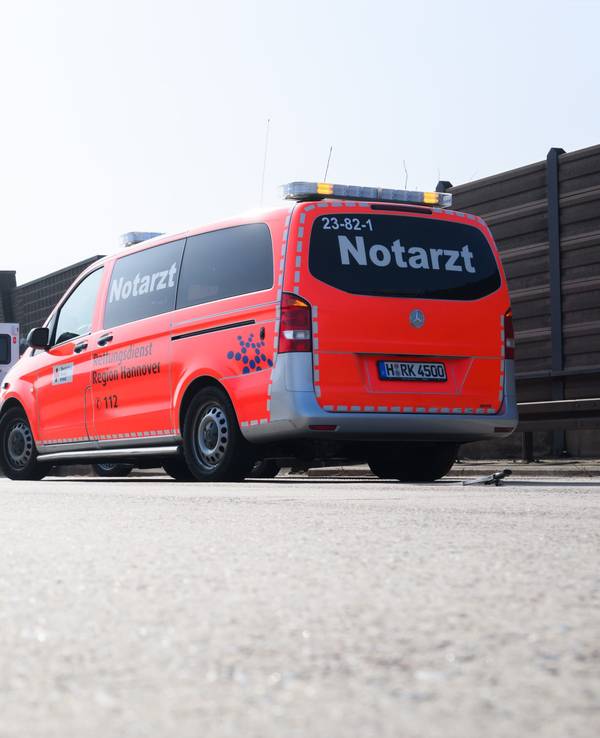 Bei einem tragischen Unfall in Rheinberg-Millingen in Nordrhein-Westfalen ist eine 49-jährige Frau ums Leben gekommen. Das Foto zeigt einen Notarzt-Einsatz auf der A7 bei Hannover.