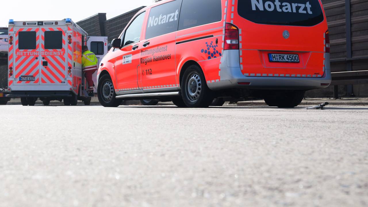 Bei einem tragischen Unfall in Rheinberg-Millingen in Nordrhein-Westfalen ist eine 49-jährige Frau ums Leben gekommen. Das Foto zeigt einen Notarzt-Einsatz auf der A7 bei Hannover.