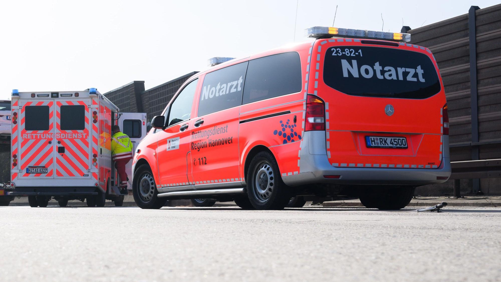 Bei einem tragischen Unfall in Rheinberg-Millingen in Nordrhein-Westfalen ist eine 49-jährige Frau ums Leben gekommen. Das Foto zeigt einen Notarzt-Einsatz auf der A7 bei Hannover.