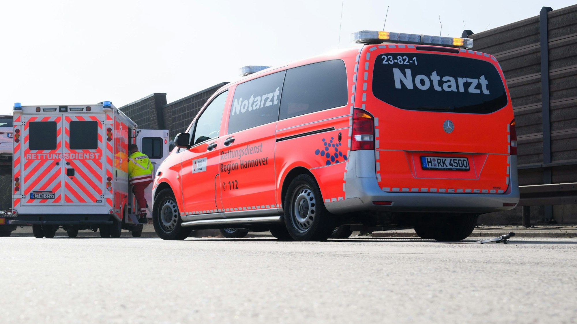 Bei einem tragischen Unfall in Rheinberg-Millingen in Nordrhein-Westfalen ist eine 49-jährige Frau ums Leben gekommen. Das Foto zeigt einen Notarzt-Einsatz auf der A7 bei Hannover.