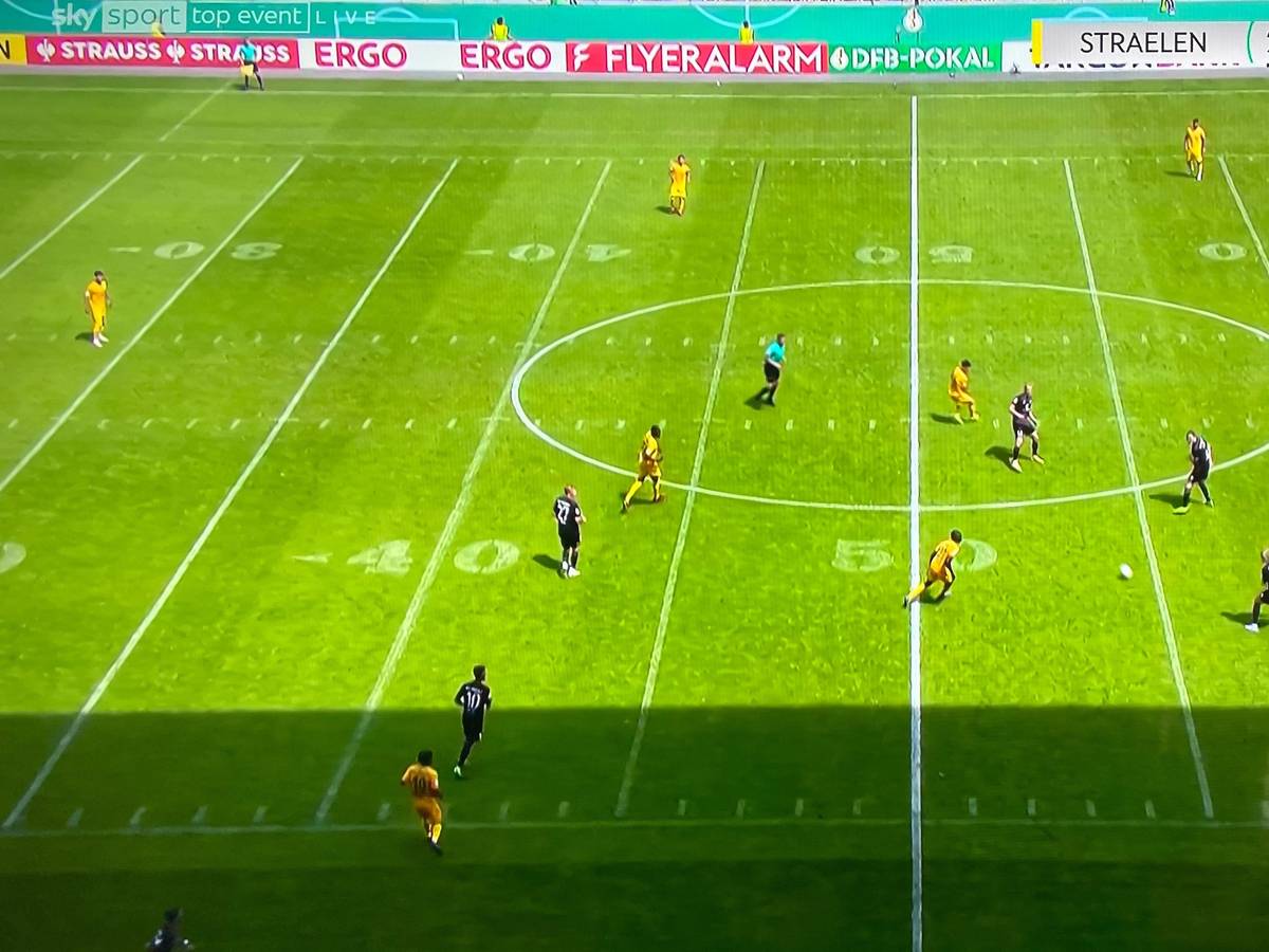 Beim DFB-Pokalspiel des SV Straelen gegen den FC St. Pauli waren am Samstag (30. Juli 2022) Football-Linien auf dem Spielfeld zu sehen.
