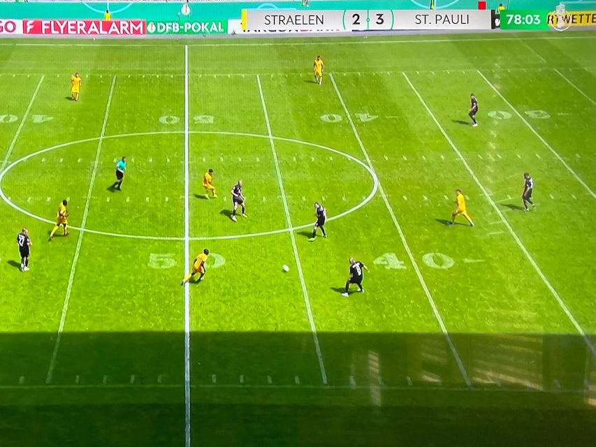 Beim DFB-Pokalspiel des SV Straelen gegen den FC St. Pauli waren am Samstag (30. Juli 2022) Football-Linien auf dem Spielfeld zu sehen.