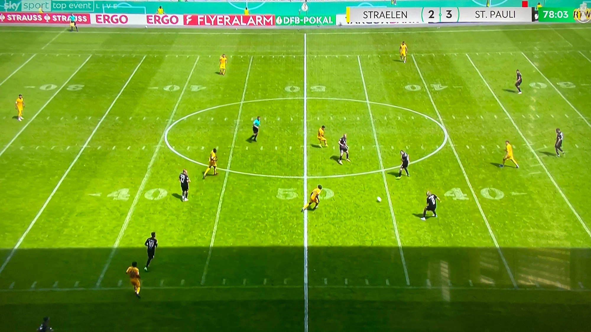 Beim DFB-Pokalspiel des SV Straelen gegen den FC St. Pauli waren am Samstag (30. Juli 2022) Football-Linien auf dem Spielfeld zu sehen.