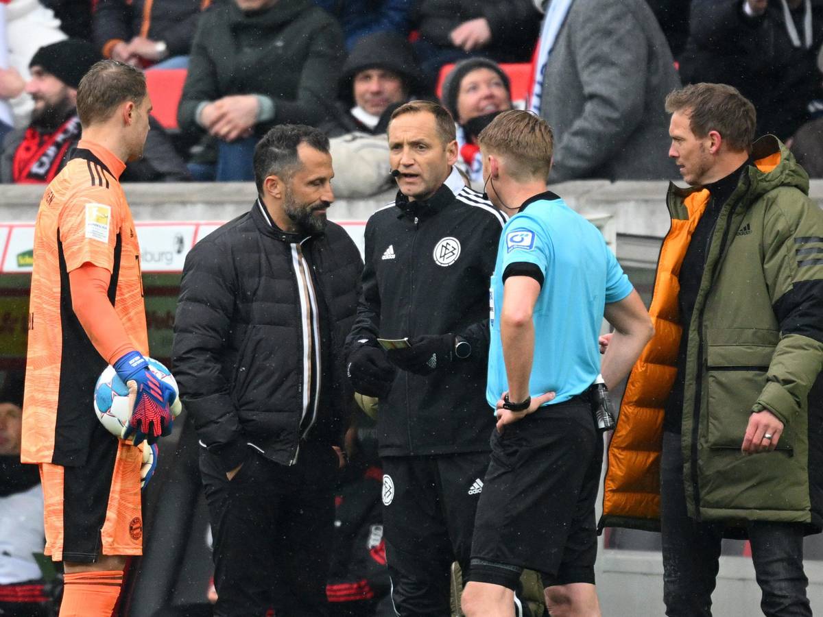 Hasan Salihamidzic diskutiert an der Seitenlinie mit Schiedsrichter Christian Dingert.