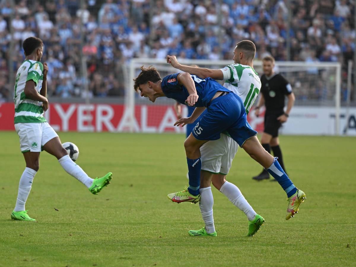 Paul Polauke von den Stuttgarter Kickers bei der Pokal-Sensation gegen Greuther Fürth im verbissenen Zweikampf mit Branimir Hrgota