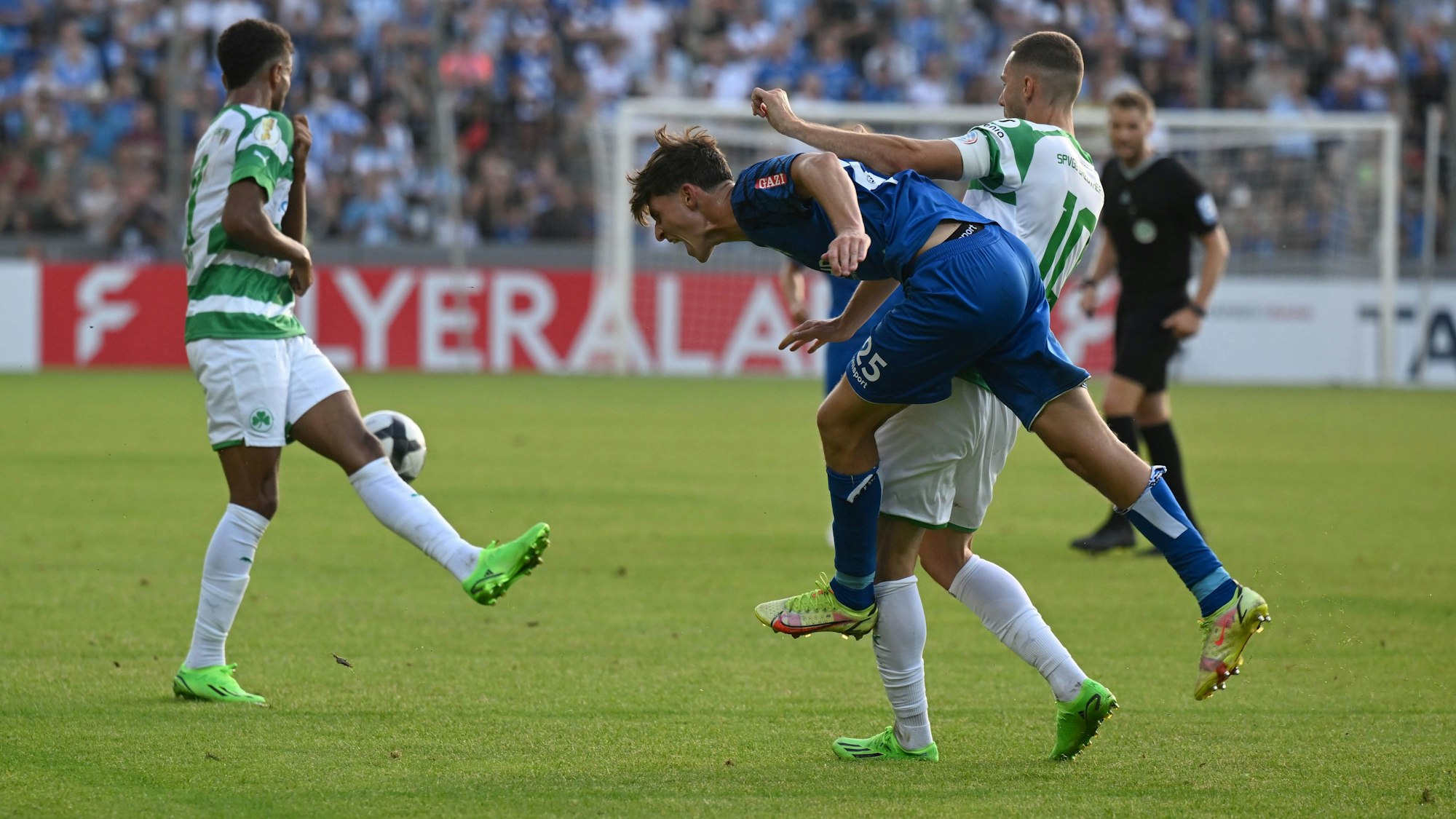 Paul Polauke von den Stuttgarter Kickers bei der Pokal-Sensation gegen Greuther Fürth im verbissenen Zweikampf mit Branimir Hrgota