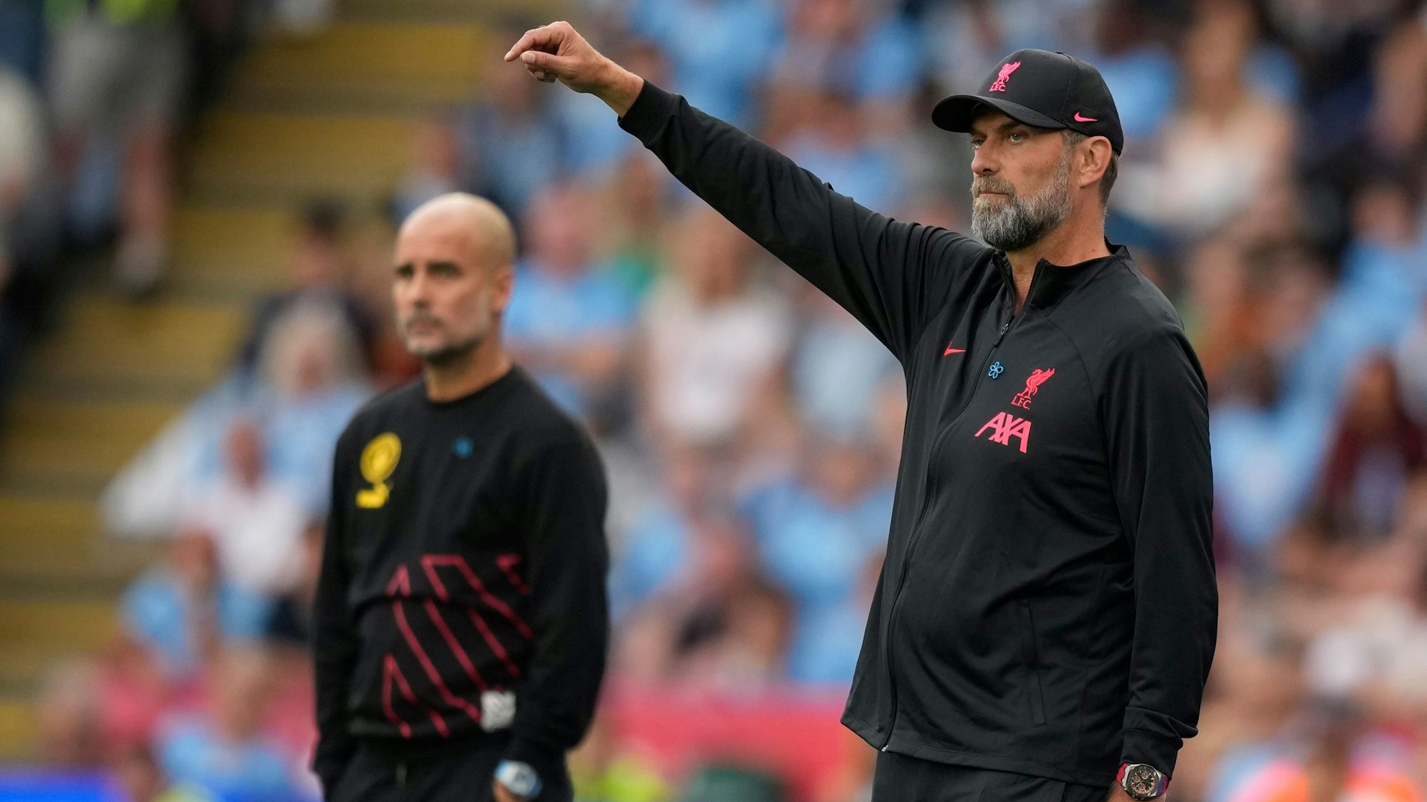 Jürgen Klopp (vorne) und Pep Guardiola stehen im englischen Supercup am Spielfeldrand