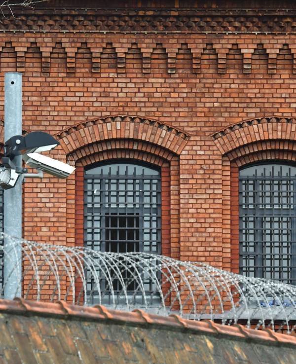 Vergitterte Fenster der Justizvollzugsanstalt Plötzensee in Berlin. In mehreren Dönern hatte der Seelsorger die Drogenpäckchen versteckt und in die JVA Heinsberg geschmuggelt.
