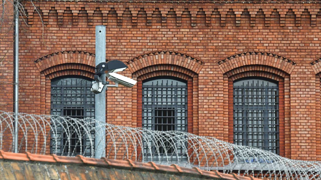 Vergitterte Fenster der Justizvollzugsanstalt Plötzensee in Berlin. In mehreren Dönern hatte der Seelsorger die Drogenpäckchen versteckt und in die JVA Heinsberg geschmuggelt.