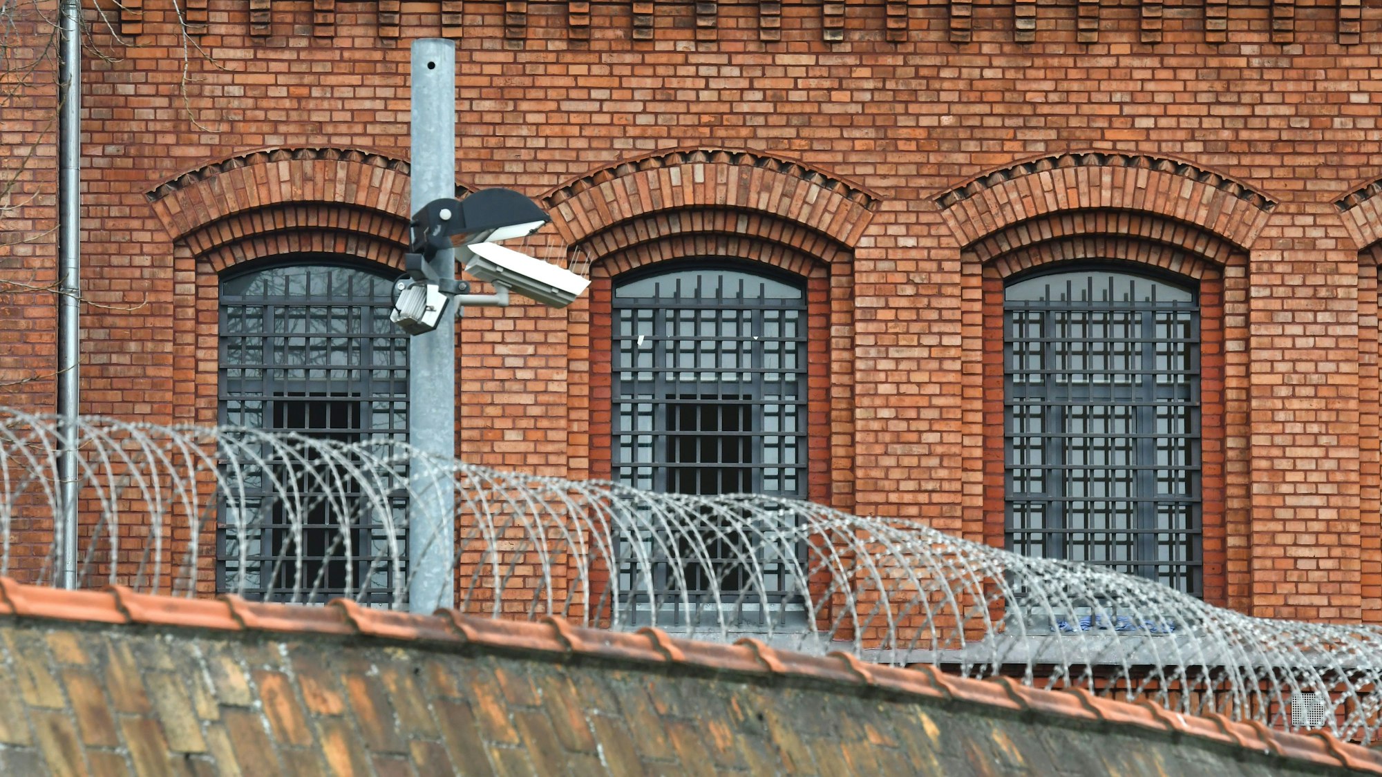 Vergitterte Fenster der Justizvollzugsanstalt Plötzensee in Berlin. In mehreren Dönern hatte der Seelsorger die Drogenpäckchen versteckt und in die JVA Heinsberg geschmuggelt.