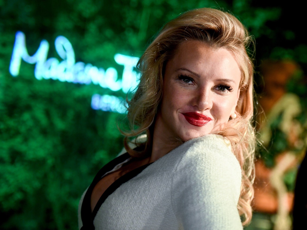 TV-Sternchen Evelyn Burdecki steht im Madame Tussauds Berlin.