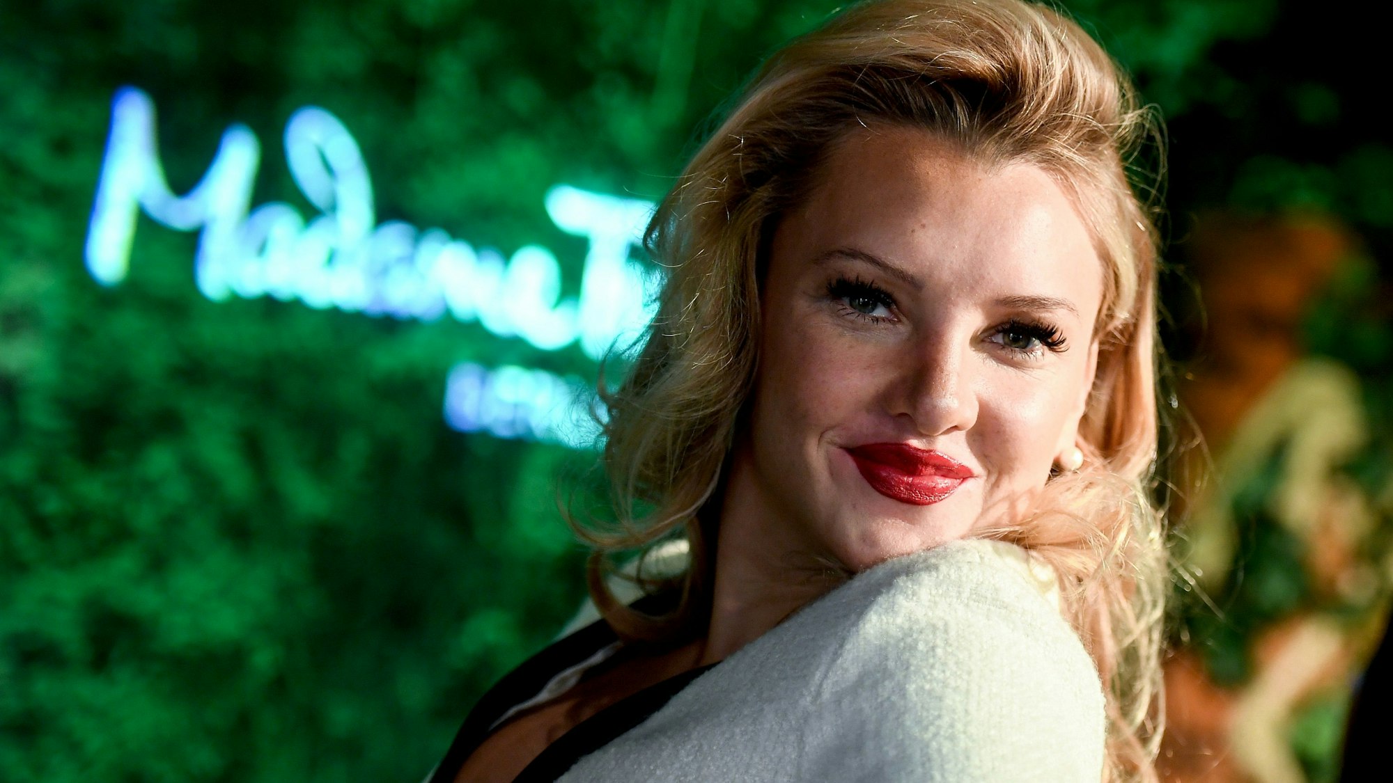 TV-Sternchen Evelyn Burdecki steht im Madame Tussauds Berlin.