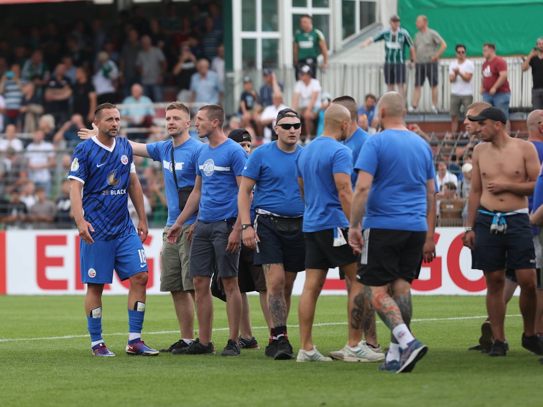 Frust beim Anhang des FC Hansa Rostock mit Profi John Verhoek.